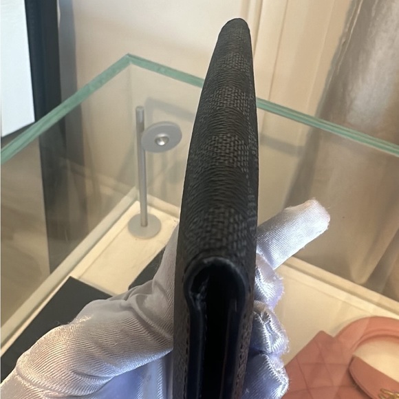 LOUIS VUITTON
Damier Graphite Brazza Wallet 5️⃣0️⃣0️⃣ - Picture 8 of 8